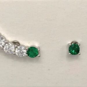 Pendientes Aura asimétricos. Trepador piedras blancas y piedra verde esmeralda y soliario verde esmeralda.EA007771