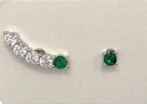 Pendientes Aura asimétricos. Trepador piedras blancas y piedra verde esmeralda y soliario verde esmeralda.EA007771