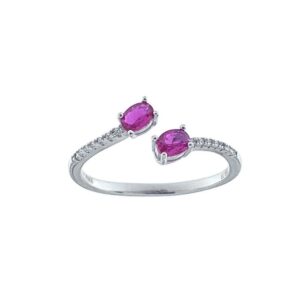 Anillo Aura plata ajustable en la parte de arriba con piedras blancas y acabado piedras color rubi.RI004444