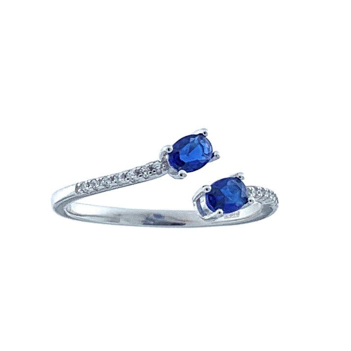 Anillo Aura plata ajustable en la parte de arriba con piedras blancas y acabado piedras color azul.RI004450