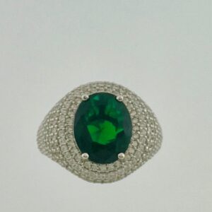Anillo Aura plata Tifanys piedra central ovalada color esmeralda sobre base ancha de pavé talla ajustable